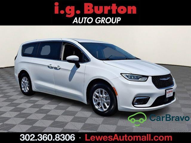 2023 Chrysler Pacifica Touring L's photo