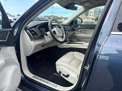 2020 Volvo XC90 T6 Momentum 7 Passenger