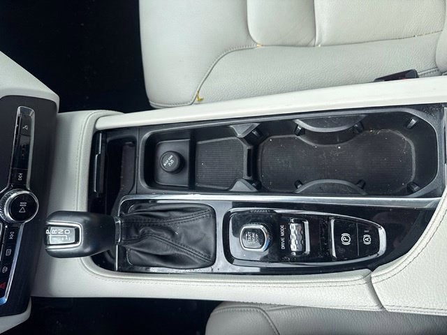 2020 Volvo XC90 T6 Momentum 7 Passenger